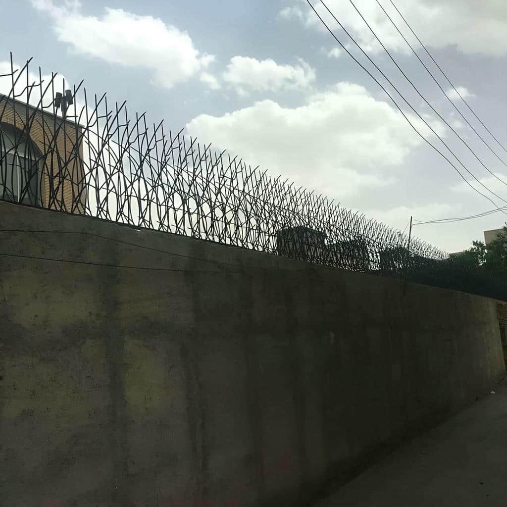 نرده روی دیوار با رنگ کوره‌ای تیره