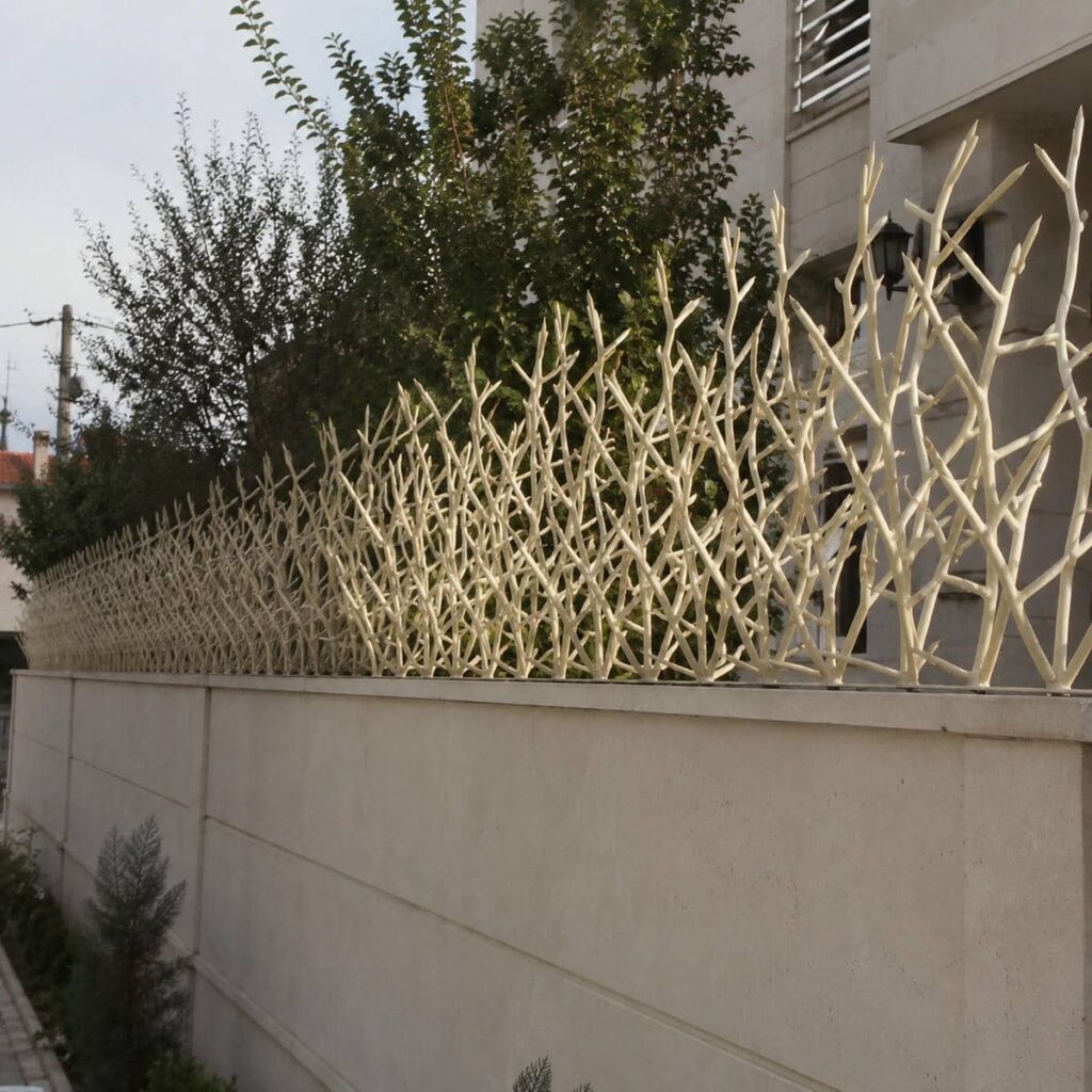 نرده روی دیوار با شاخه های متراکم فلزی
