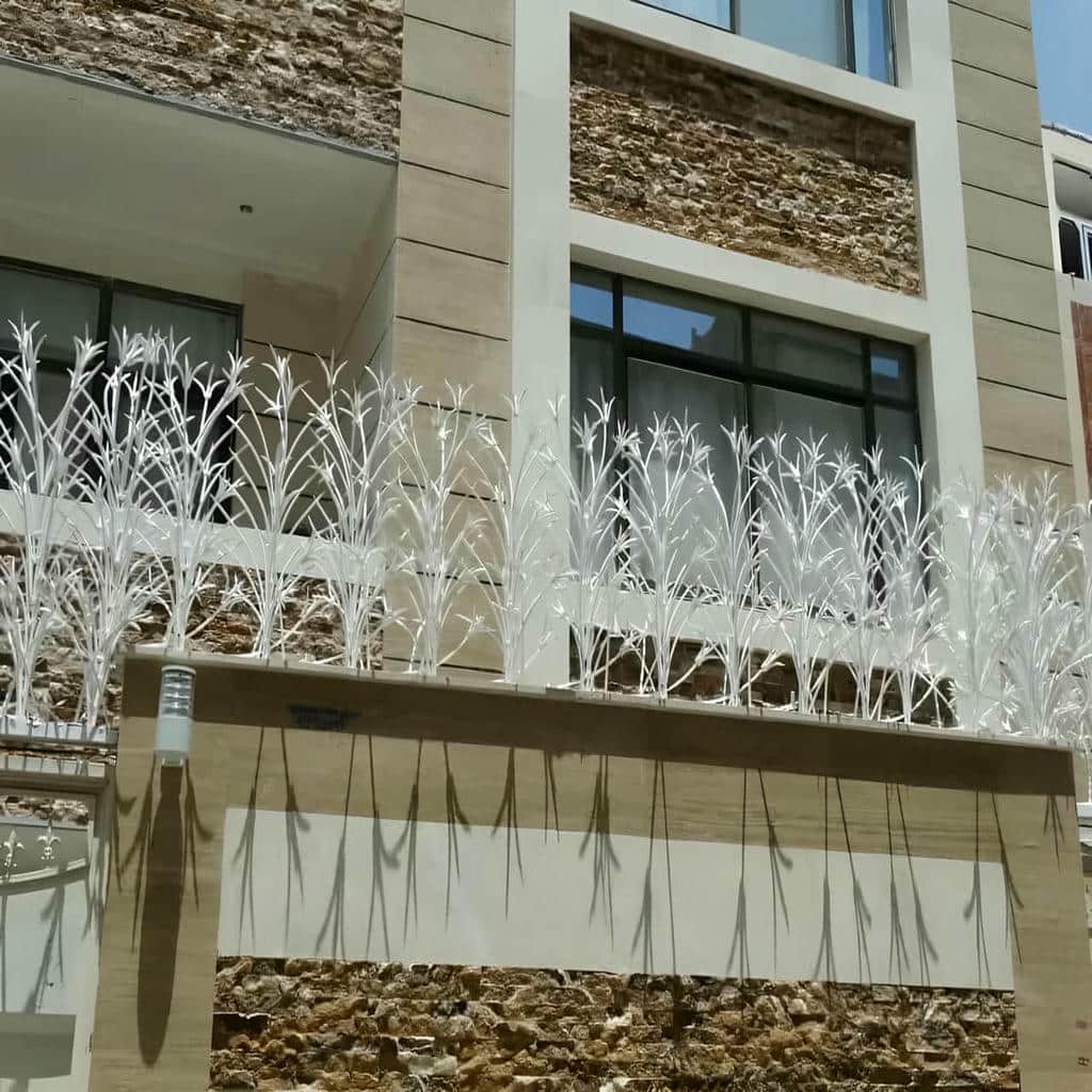 نرده روی دیوار با شاخه های متراکم فلزی