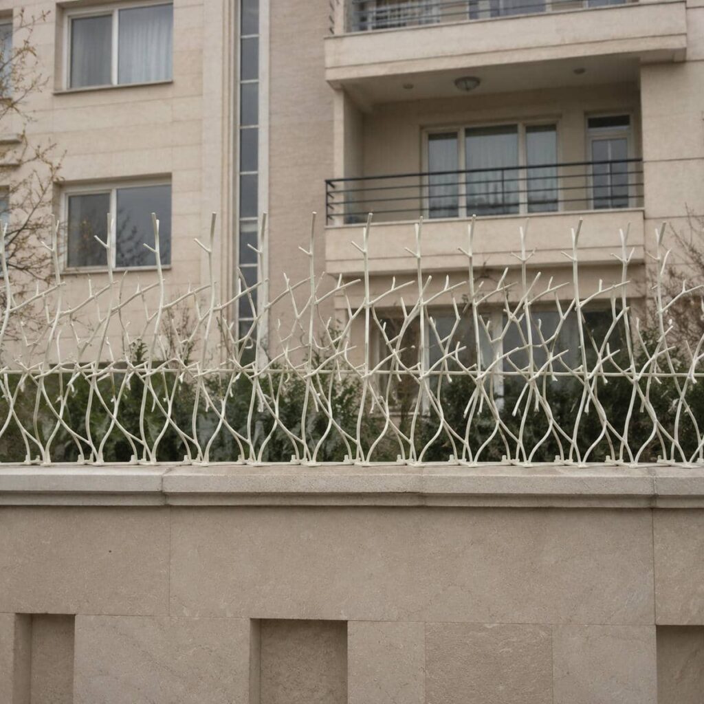 نرده روی دیوار با پوشش مشکی مات در شهرکرد