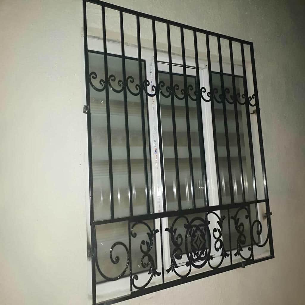 نرده فلزی پنجره با خطوط هندسی منظم