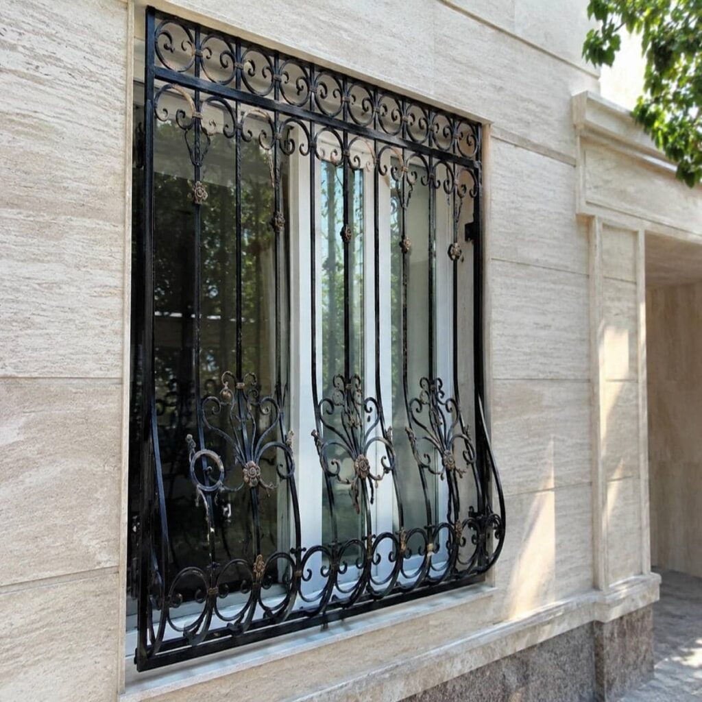 نرده پنجره آهنی با خطوط عمودی ساده