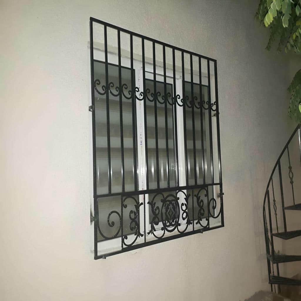نرده پنجره با خطوط عمودی ساده در رشت