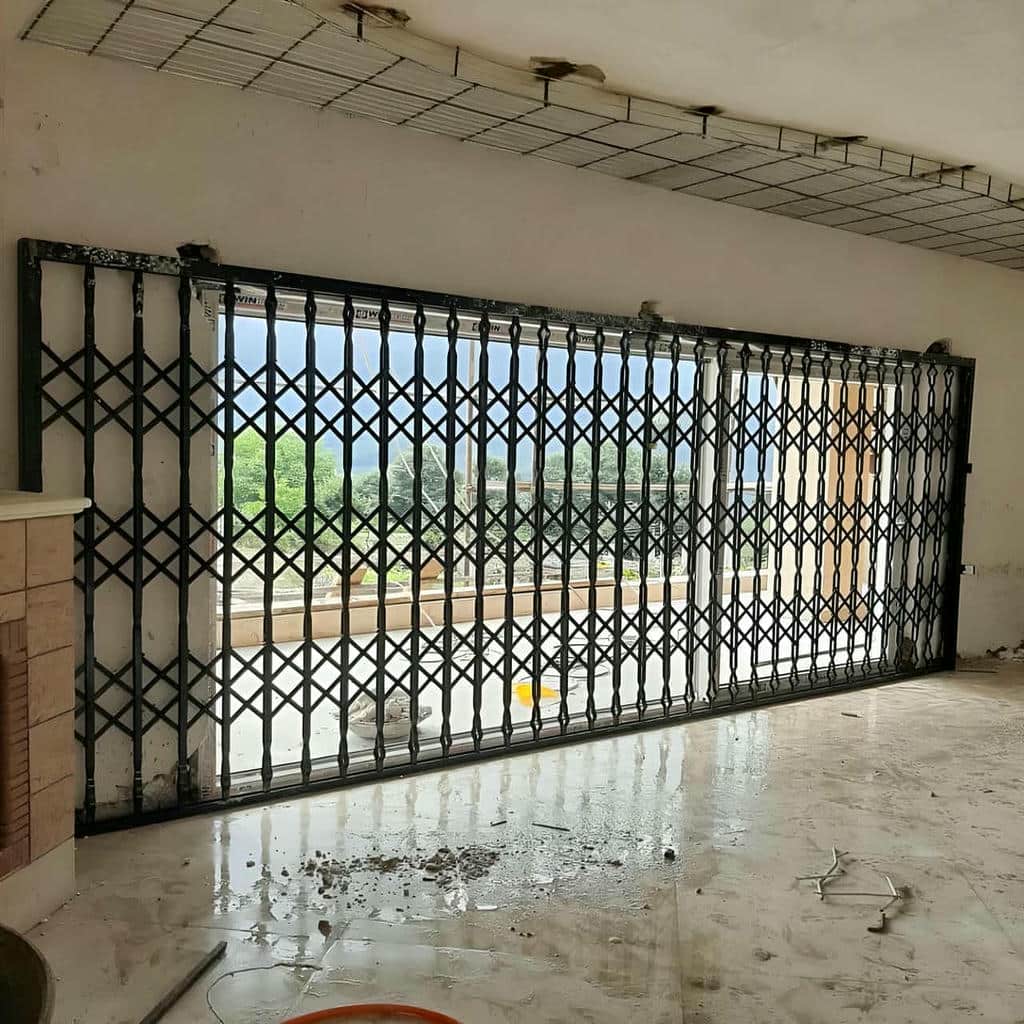 نرده پنجره با میله های عمودی و رنگ تیره