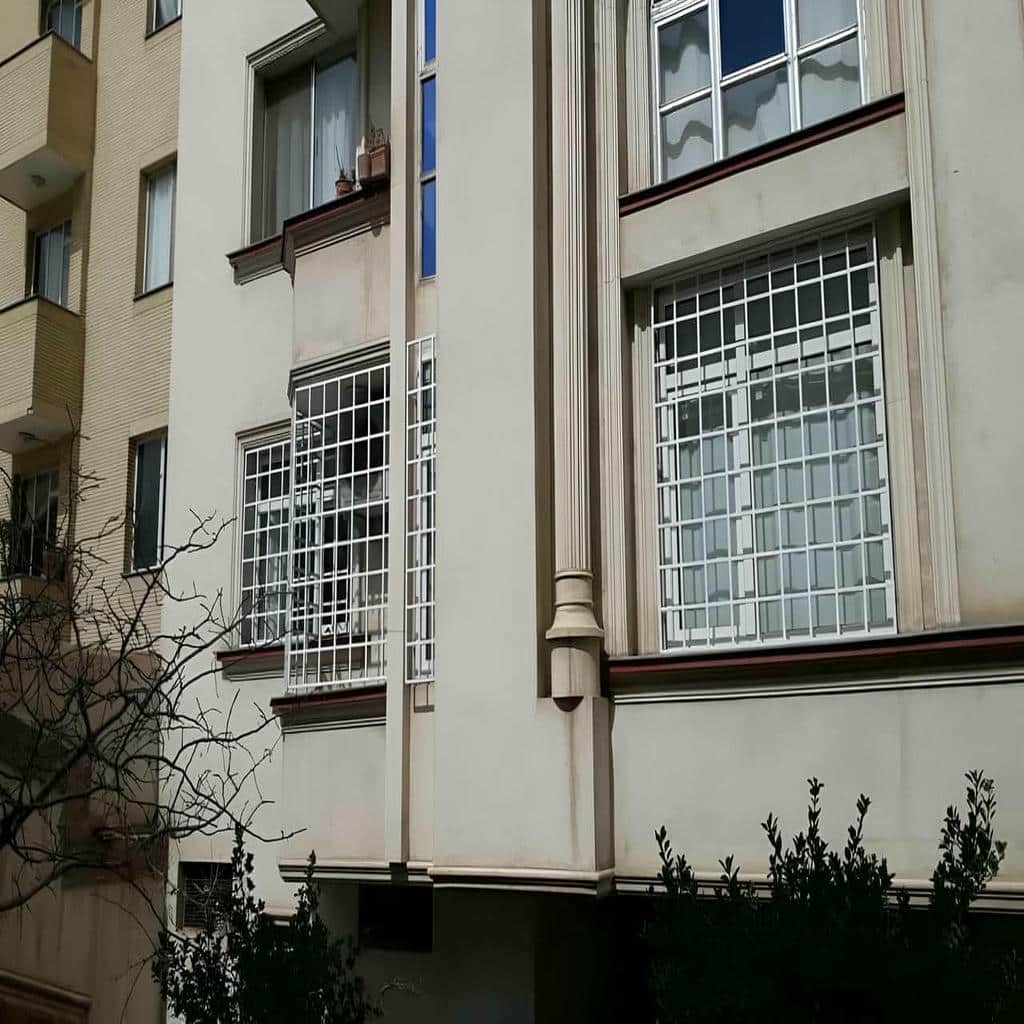 نرده پنجره فلزی با خطوط عمودی ساده