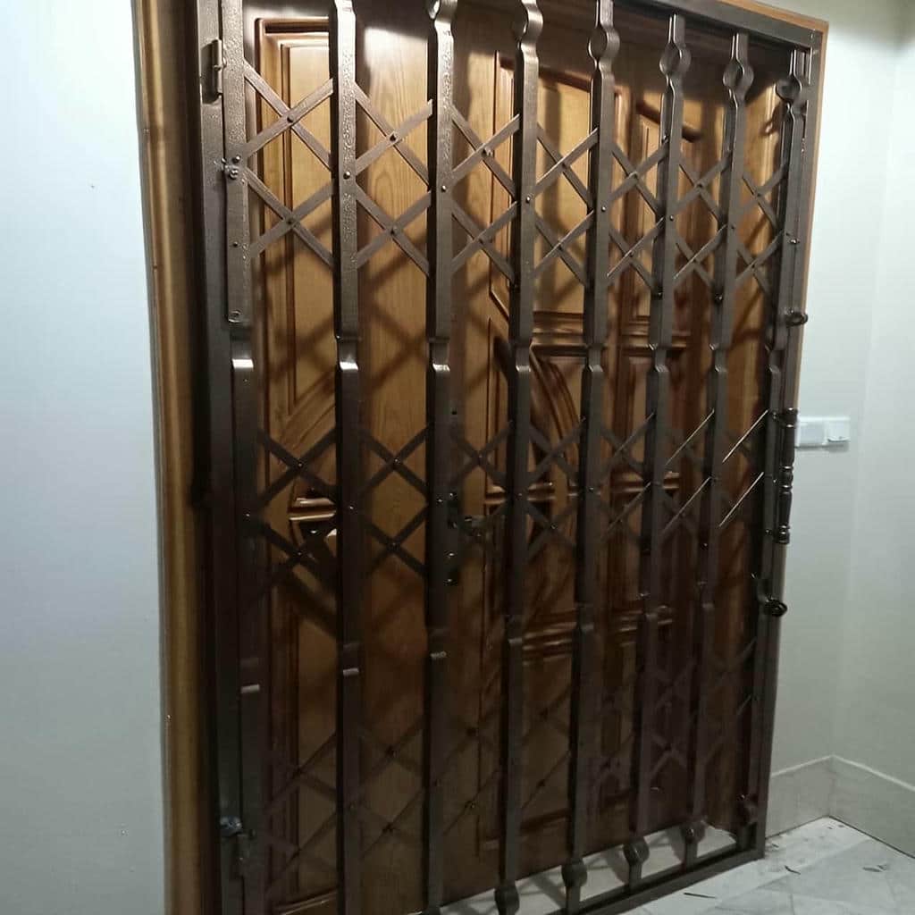 نمای نزدیک ریل بالایی حفاظ تاشو