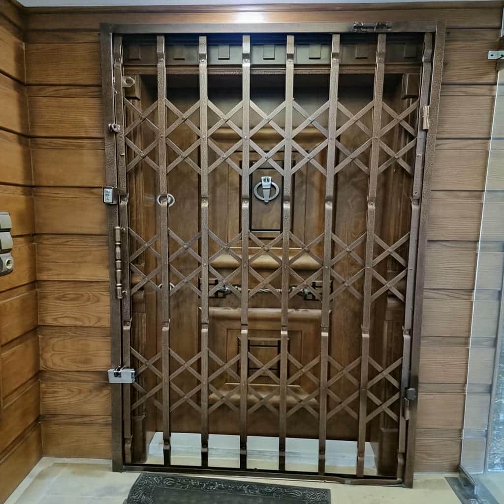نمای نزدیک ریل بالایی و اتصالات حفاظ آکاردئونی