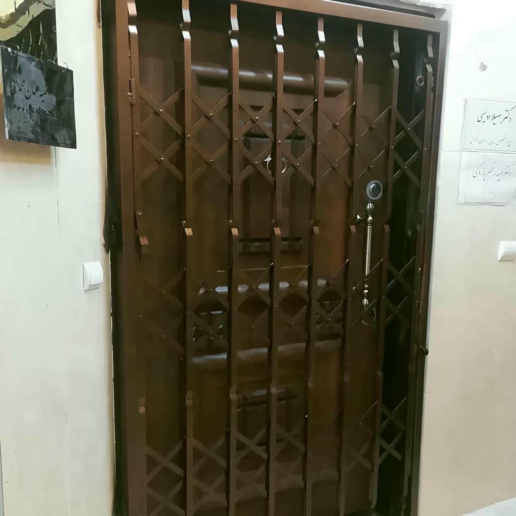 نمونه حفاظ فلزی تاشو کنار چهارچوب