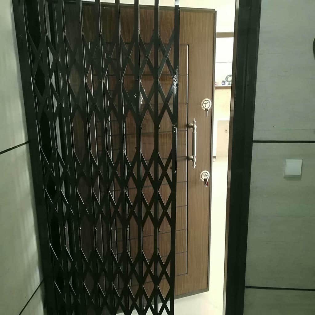 نمونه نصب محافظ آکاردئونی در اهواز کنار چارچوب روشن