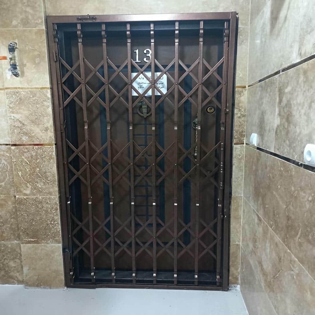 ورودی آپارتمان با محافظ آکاردئونی در استان کردستان