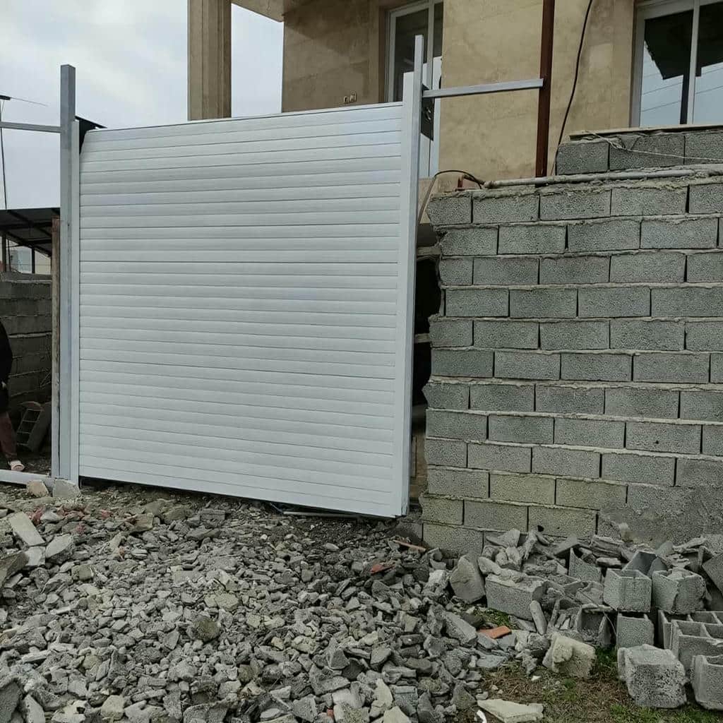 کرکره اتوماتیک خاکستری برای مغازه پرتردد