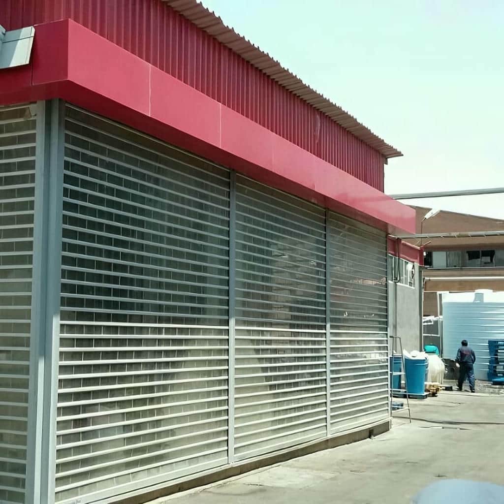 کرکره اتوماتیک خاکستری روی پارکینگ
