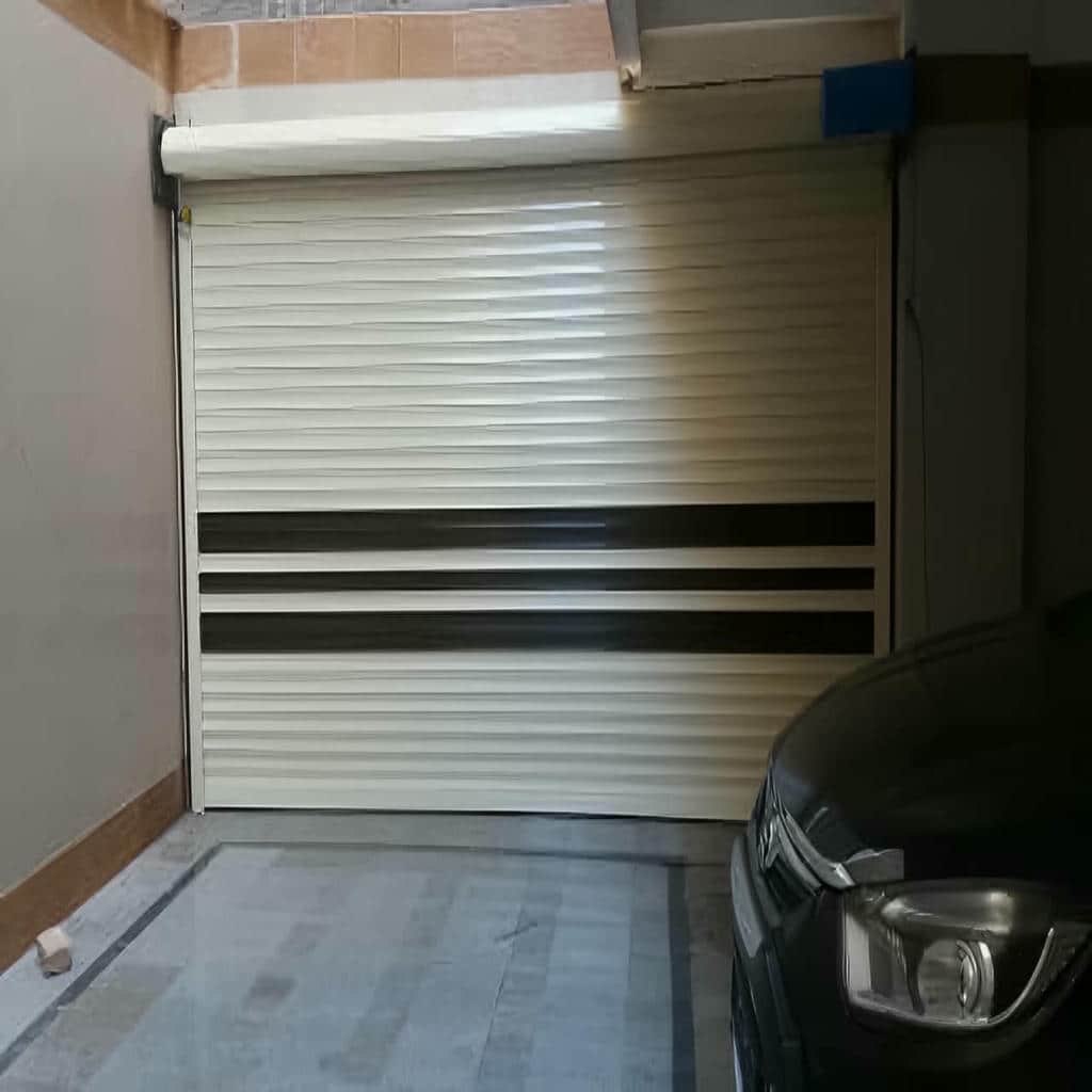 کرکره برقی با رنگ هماهنگ نمای تجاری در کرمان