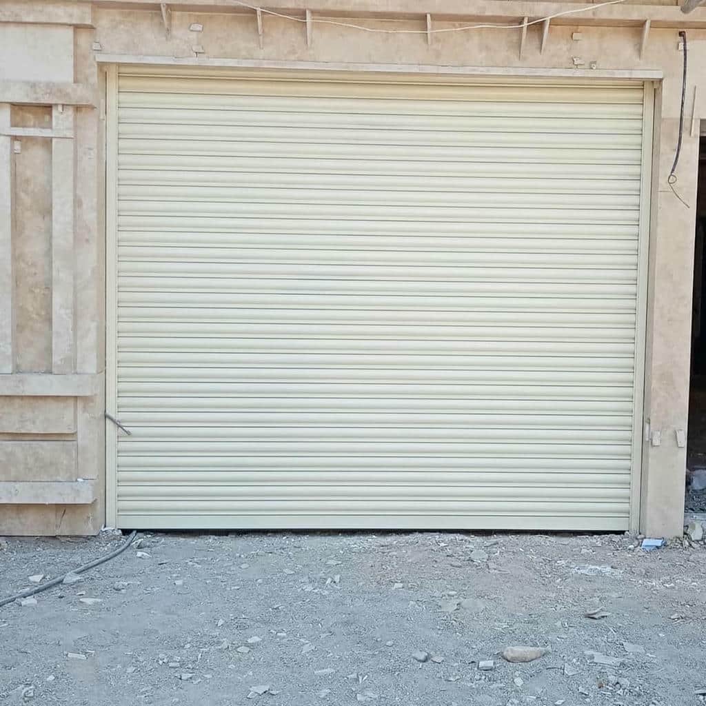 کرکره برقی با رنگ هماهنگ نمای ساختمان