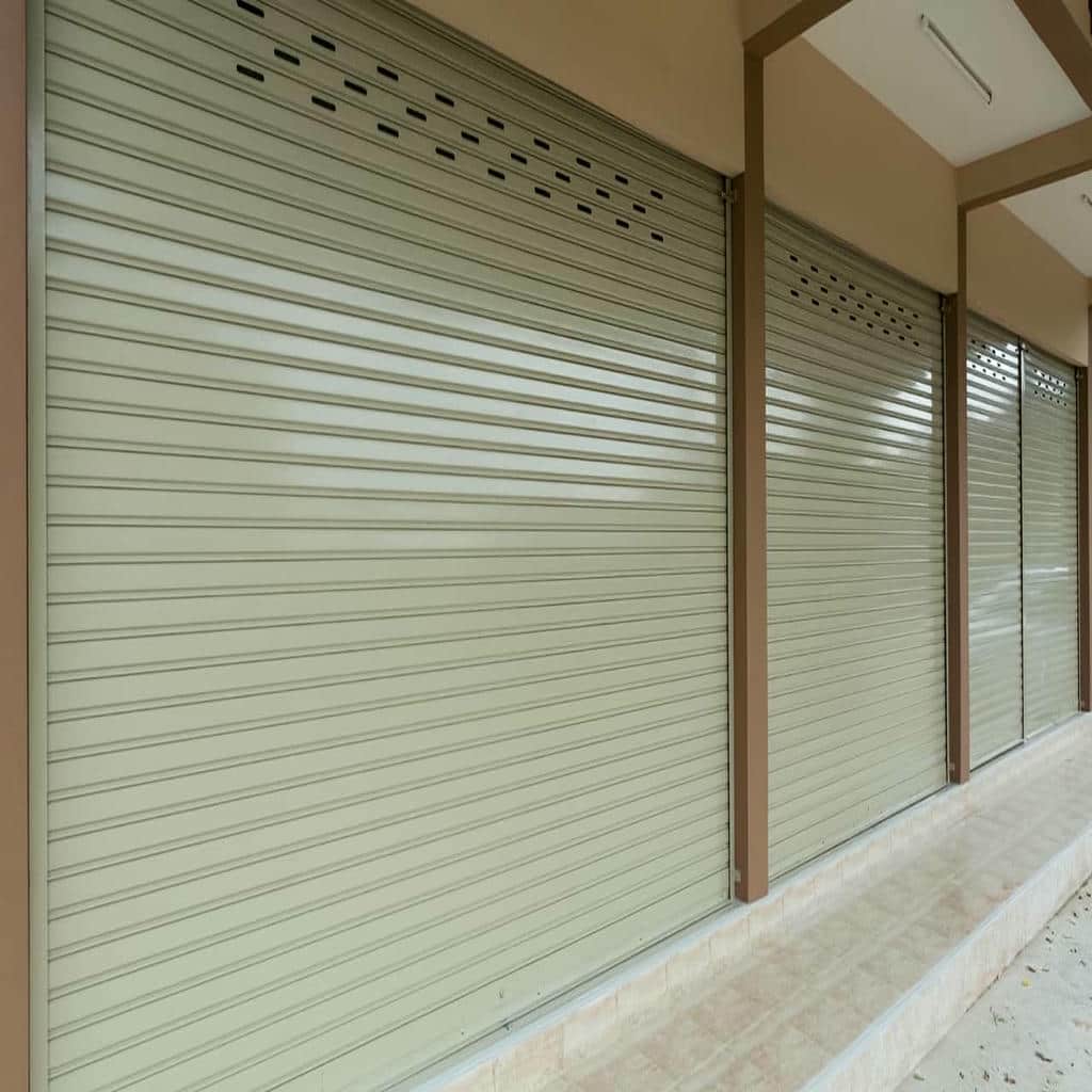 کرکره برقی در نمای تجاری با رنگ هماهنگ