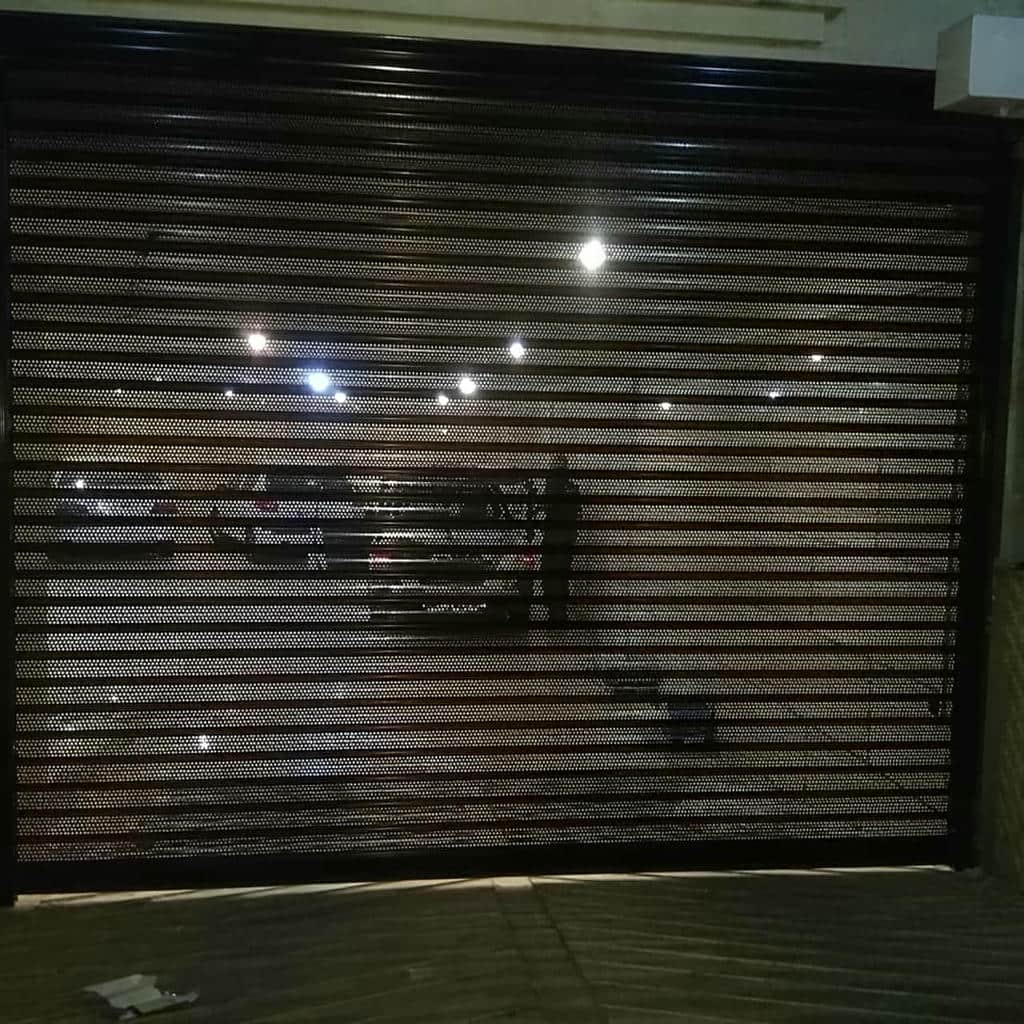 کرکره برقی ریموت دار برای ورودی فروشگاه