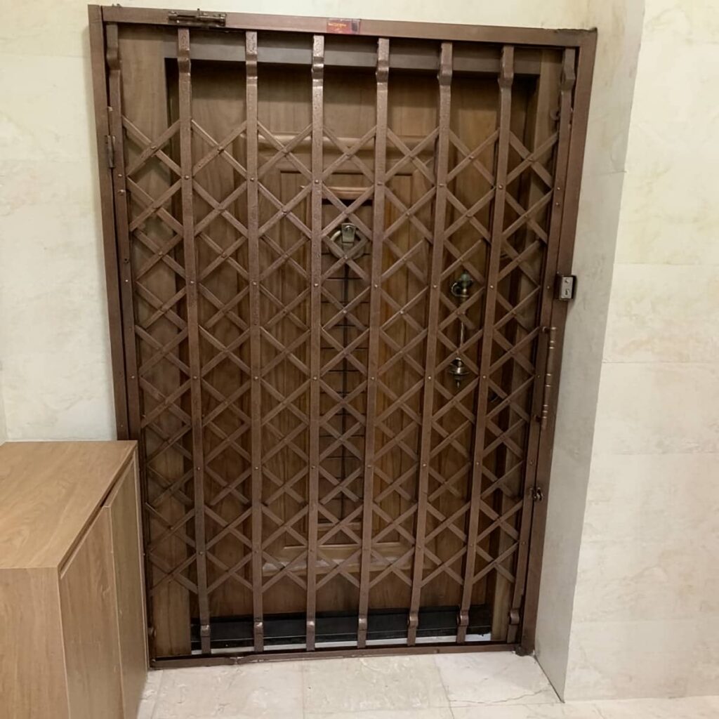 گارد آکاردئونی زنجان روی چارچوب فلزی ورودی مسکونی