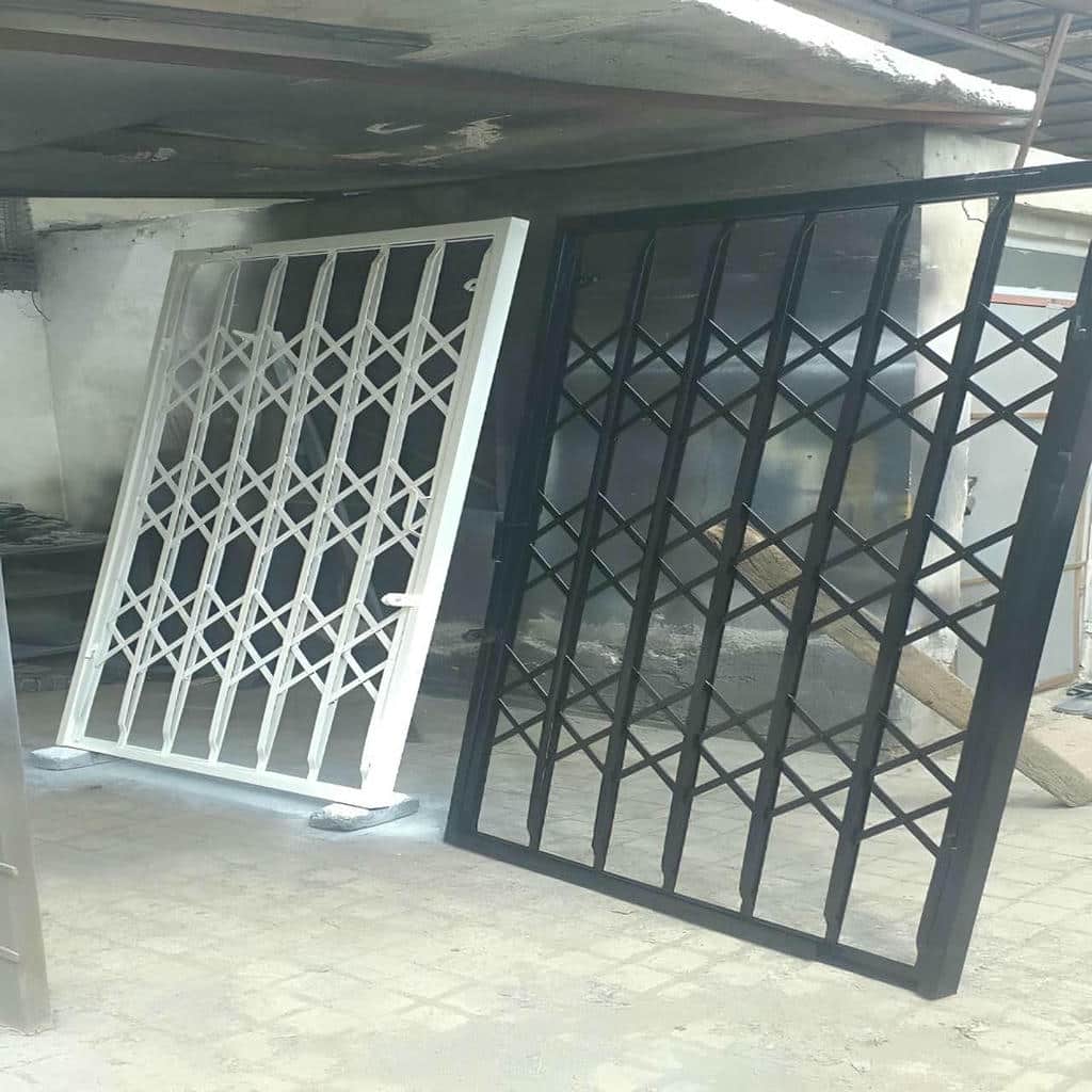 گارد آکاردئونی ورودی ساختمان با پوشش تیره
