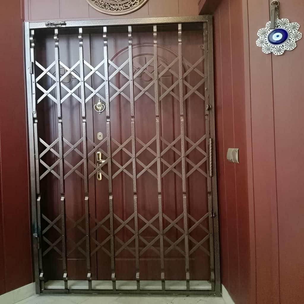 گارد درب ورودی با پوشش فلزی و فرم جمع شونده