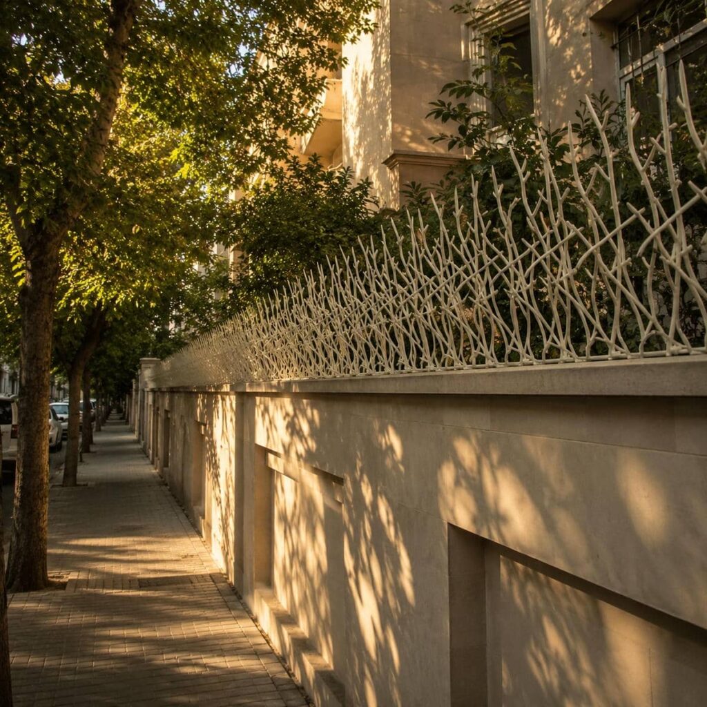 گارد روی دیوار با فرم فرفورژه در شهرکرد