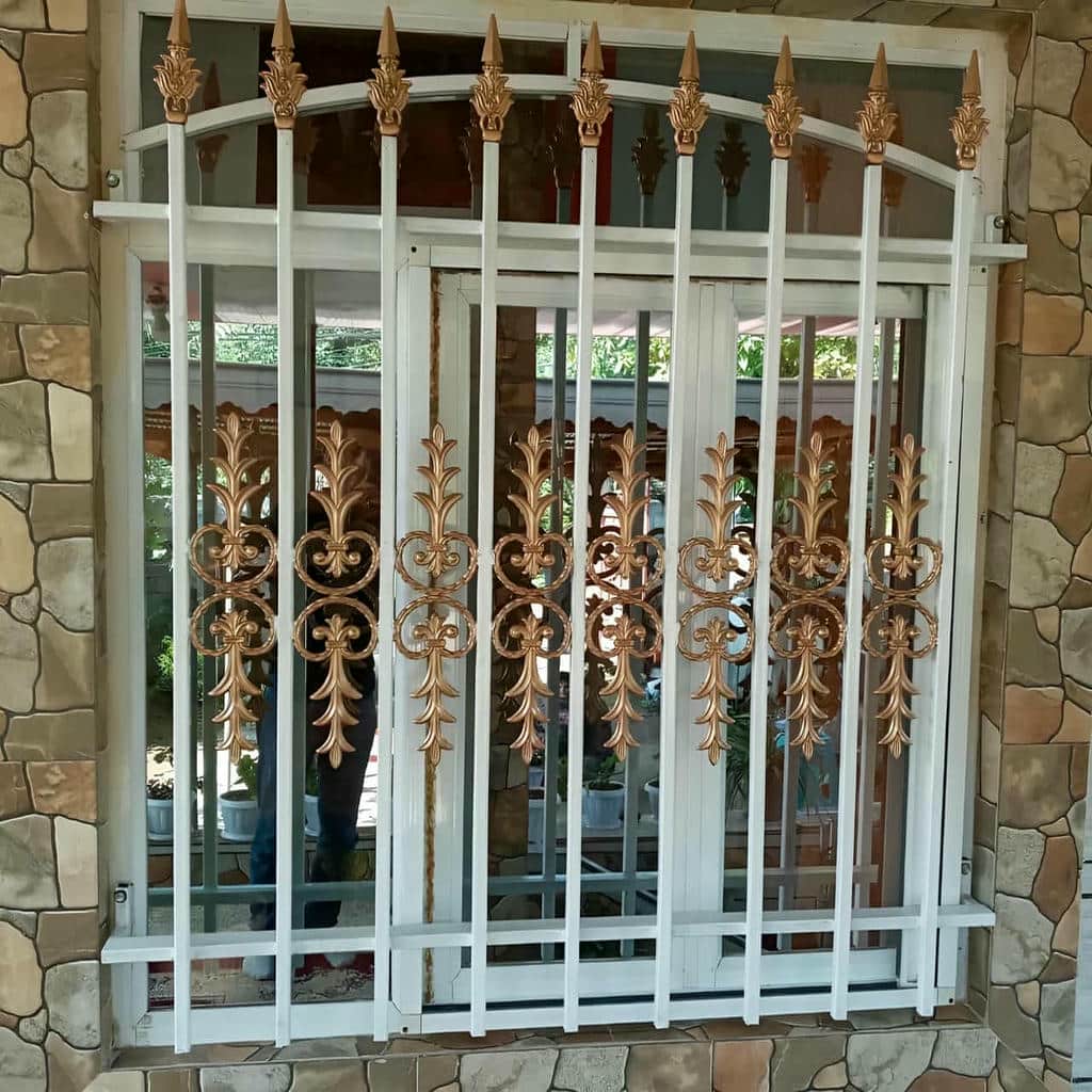 گارد پنجره با پوشش رنگ تیره و قاب مستطیلی