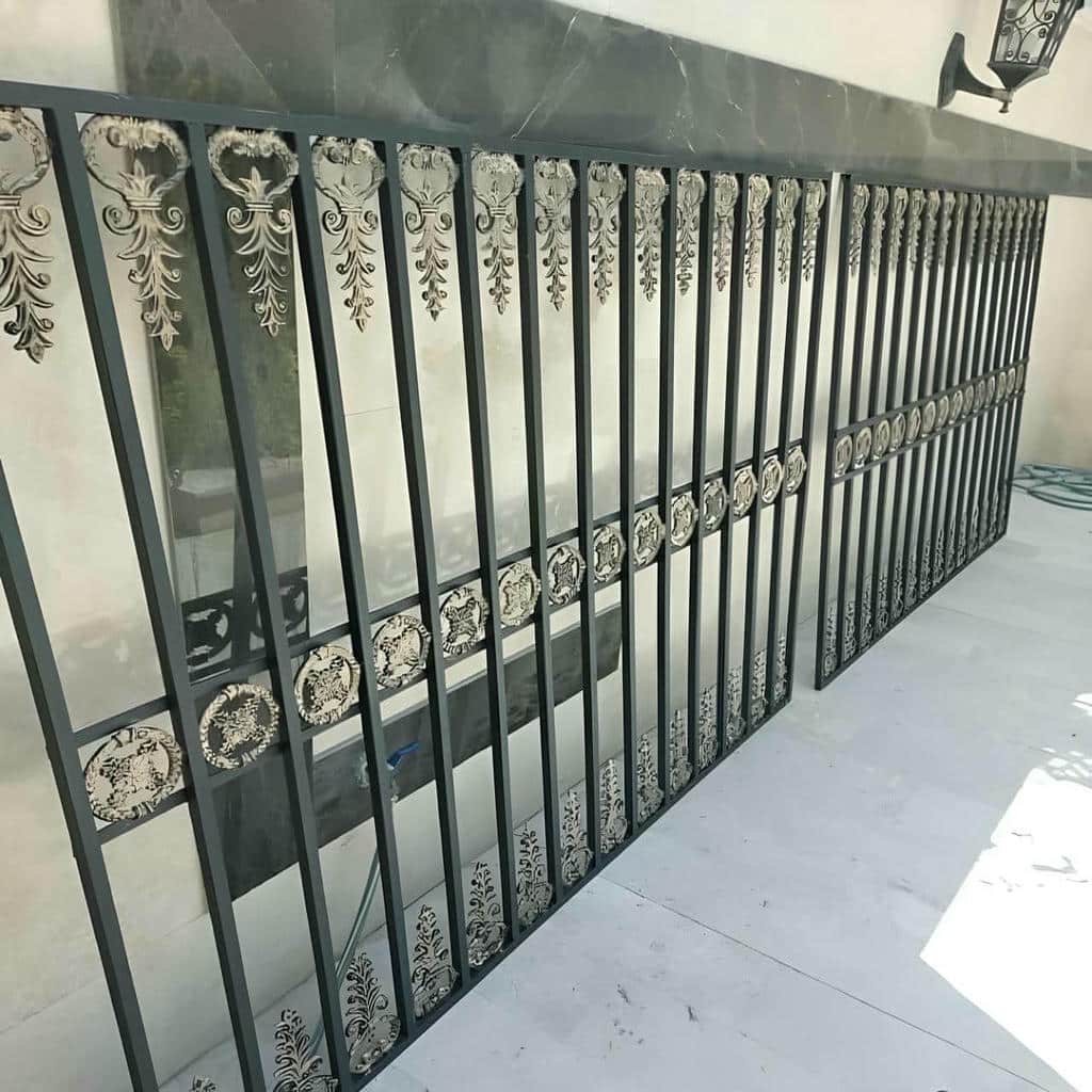 گارد پنجره فرفورژه هماهنگ با نمای کلاسیک گارد پنجره فرفورژه هماهنگ با نمای کلاسیک